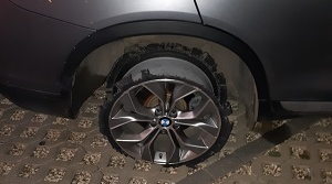 zdarta opona samochodu BMW