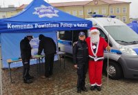 policja razem z Mikołajem pomagają w akcji charytatywnej