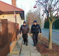 Funkcjonariusz Policji i Straży Miejskiej wspólnie patrolują kutnowskie osiedla domów jednorodzinnych