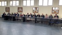 przedstawiciele instytucji samorządowych siedzący za stołem na odprawie rocznej w KPP Kutno
