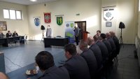 Odprawa roczna w KPP Kutno. Komendant Powiatowy Policji w Kutnie prezentuje wyniki wspomagając się prezentacja multimedialną.