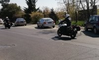 policjanci na motocyklach nieoznakowanych jada w patrol