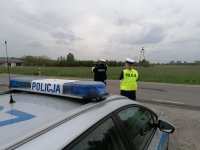 Policjanci Ruchu Drogowego prowadzą kontrole drogową