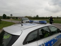 Policjanci Ruchu Drogowego prowadza kontrole drogową