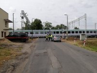 policjanci wspólnie z pracownikami PKP kontrolują bezpieczny przejazd kolejowy
