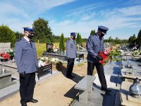 Komendant Powiatowy Policji w Kutnie składa kwiaty na grobie poległego policjanta