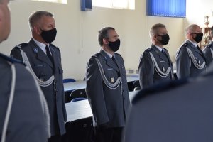 kadra kierownicza Komendy Powiatowej Policji w Kutnie stoi na sali odpraw