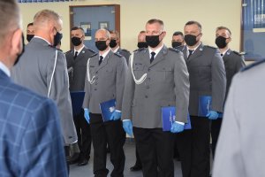Komendant Powiatowy Policji w Kutnie wręcza akty mianowania wyróżnionym policjantom.