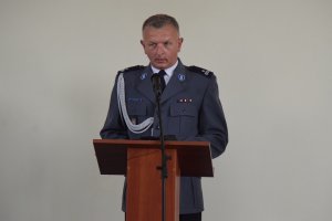 Komendant Powiatowy Policji w Kutnie przemawia przy mównicy