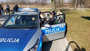 radiowóz, policjantka siedzi w radiowozie i dzieci