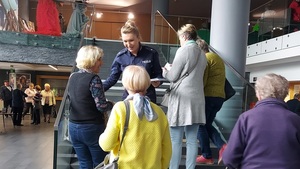 policjantka na schodach rozmawia z seniorami
