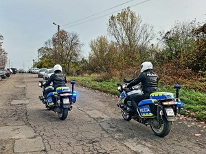 policjanci jada droga na motocyklach