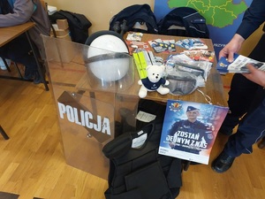 stoisko promujące służbę w policji Komendy Powiatowej Policji w Kutnie.