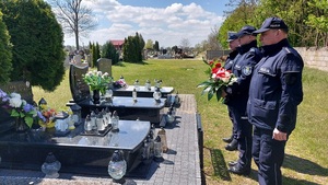 Kierownictwo Komendy Powiatowej Policji w Kutnie, oddaje cześć nad grobem zmarłego policjanta.