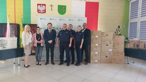 Komendant Powiatowy Policji wraz z funkcjonariuszami oraz Starostą Powiatowym, Członkiem Zarządu oraz pracownikami Starostwa.