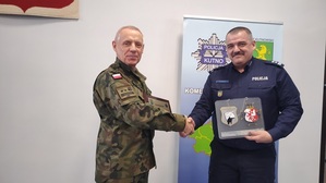 Komendant Powiatowy Policji w Kutnie wraz z Dyrektorem I Liceum Mundurowego.