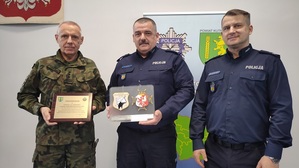 Komendant Powiatowy Policji w Kutnie wraz z Dyrektorem I Liceum Mundurowego.