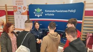 Stoisko promocyjne kutnowskiej komendy oraz młodzież zainteresowana służbą w Policji.