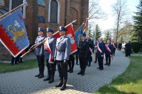 Sztandar kutnowskie Policji czeka przed Sanktuarium Matki Bożej Głogowieckiej na uroczysty przemarsz na cmentarz