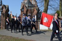 Sztandar kutnowskiej Policji wyrusza w uroczystym przemarszu na cmentarz parafialny w Głogowcu na dalsze obchody rocznicy Zbrodni Katyńskiej