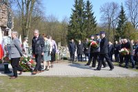 Komendant Powiatowy Policji w Kutnie wraz z delegacją ze Straży Pożarnej udają się pod pomnik aby złożyć kwiaty.