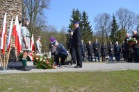 Komendant Powiatowy Policji w Kutnie składa kwiaty pod pomnikiem