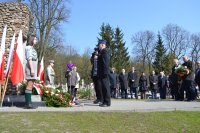 Komendant Powiatowy Policji w Kutnie wraz z delegacją ze Straży Pożarnej salutują przed pomnikiem