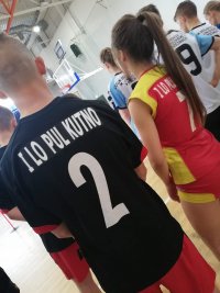 zawodnicy z Kutna- koszulki widoczne z tyłu