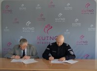 Komendant Powiatowy Policji w Kutnie i Prezydent Miasta Kutna podpisują porozumienie w sprawie służb ponadnormatywnych