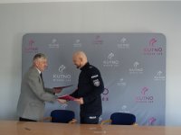 Komendant Powiatowy Policji w Kutnie oraz Prezydent Miasta Kutno przekazują sobie podpisane porozumienia