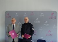 Komendant Powiatowy Policji w Kutnie wspólnie z Prezydentem Miasta Kutno, w ręku trzymają podpisane porozumienia