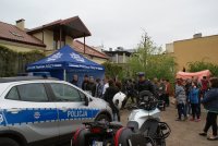 pokaz sprzętu policyjnego, radiowóz, motocykl policyjny z tyłu widać namiot niebieski z napisem Komenda Powiatowa Policji w Kutnie