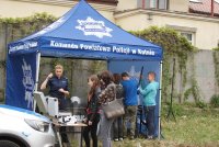 namiot niebieski z napisem Komenda Powiatowa Policji w Kutnie, osoby zainteresowane oglądają sprzęt policyjny