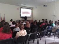 pogadanka policjantki z uczniami klas VII i VIII Zespołu Szkół w Krośniewicach
