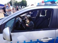 radiowóz policyjny, w środku siedzi dziecko