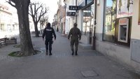 wspólny patrol funkcjonariusza Wydziału Prewencji oraz żołnierza z WOT