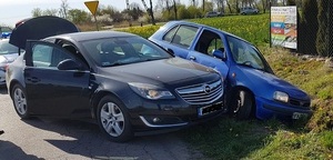 kolizja dwóch samochodów - czarny opel i niebieski nissan