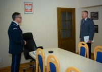 Po lewej Komendant Wojewódzki Policji w Łodzi, po prawej nowy Komendant Powiatowy Policji w Kutnie