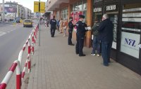 policjanci rozdają maseczki ochronne dla społeczeństwa
