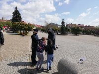 policjanci rozdają maseczki ochronne dla społeczeństwa