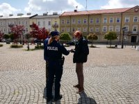 policjanci rozdają maseczki ochronne dla społeczeństwa
