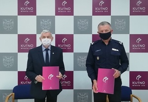 Komendant Powiatowy Policji w Kutnie oraz Prezydent Miasta podpisują porozumienie w sprawie służb ponadnormatywnych