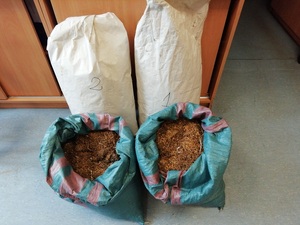 cztery worki, dwa worki białe i dwa worki niebieskie otwarte, wewnątrz widać krajankę tytoniową