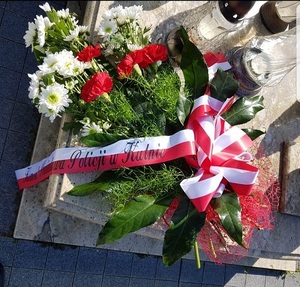 wiązanka z napisem Komenda Powiatowa Policji w Kutnie