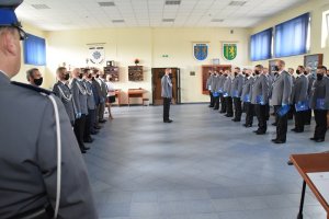 sala odpraw po prawej stoją mianowani policjanci po lewej kadra kierownicza i zaproszeni goście