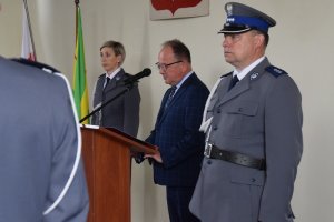 Zastępca Prezydenta Kutna przemawia przy mównicy, po prawej stronie stoi mistrz ceremonii, po lewej lektor