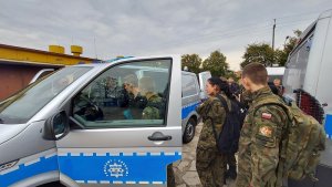 dziedziniec jednostki, uczniowie oglądają radiowóz policyjny