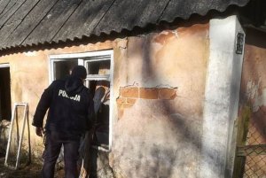 policjant sprawdza pustostan