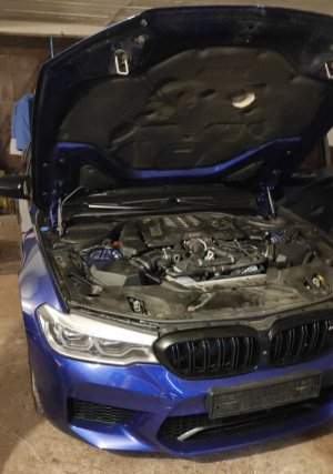 odzyskany samochód bmw w garażu