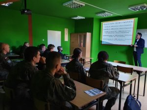 klasa lekcyjna, mężczyzna prowadzi prelekcję